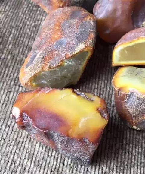 警告 老外在蜜蜡上用了这种“黑科技”，连鉴定机构都难以识破“原石”骗局