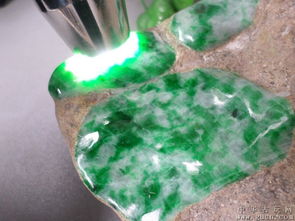 收藏精品缅甸翡翠原石 开窗明料，翠绿种活质好超透，数量有限